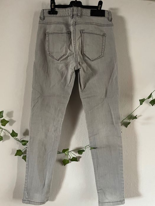 Szare jasne dżinsy skiny xs stradivarius
