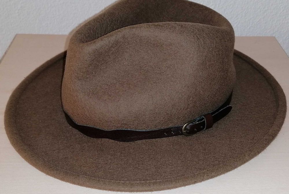 Chapéu clássico, 100% lã, nº 56, em estado novo.