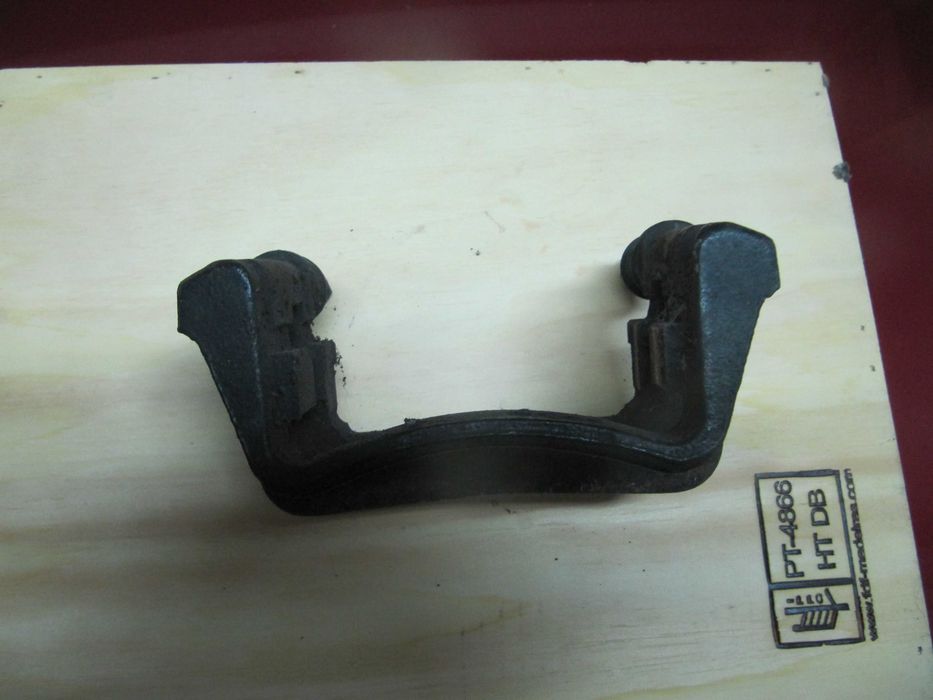 Suporte da bomba de Travão da frente lado direito Suzuki Vitara.