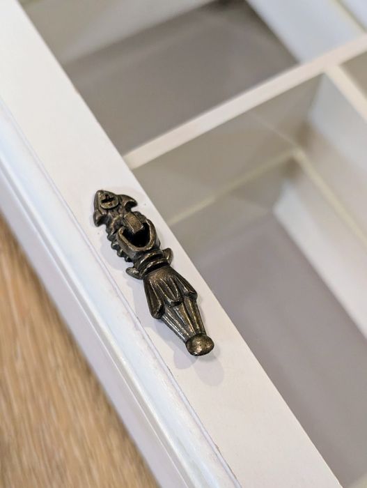 Gablotka z lustrem zamykana biała