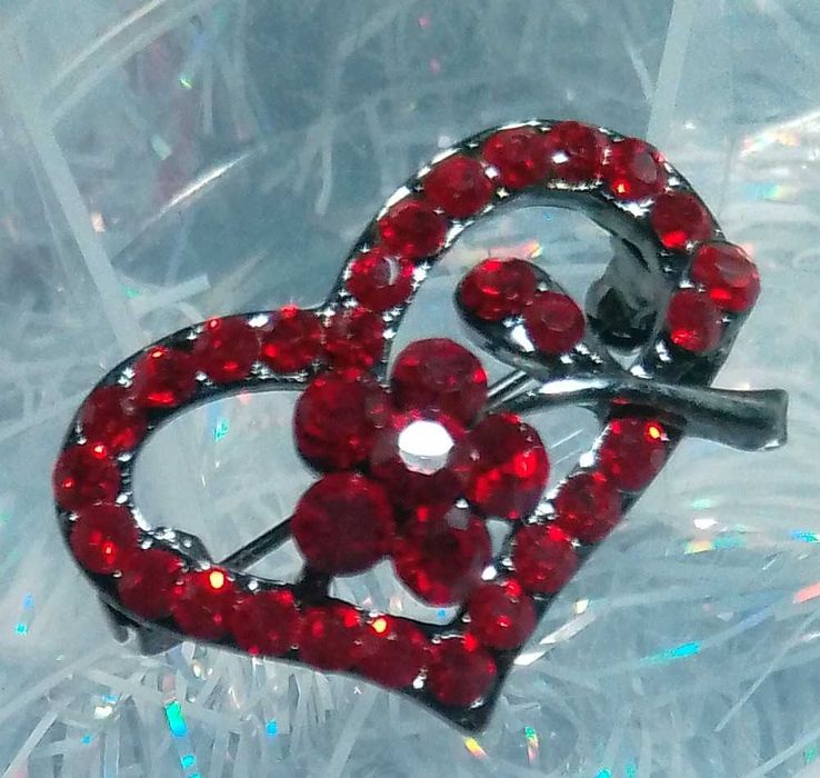 Продаю брошку сердечко