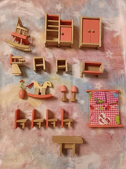 Duży zestaw drewniany dla dziewczynki: domek, mebelki, ludziki