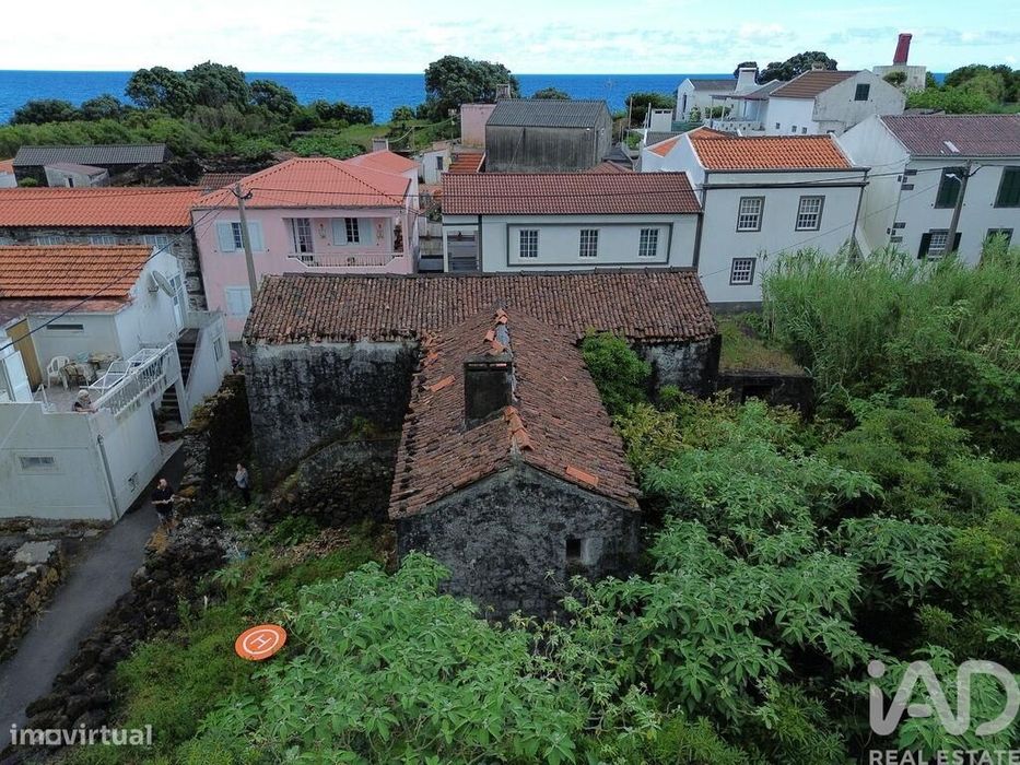 Casa tradicional T3 em Ribeiras de 207,00 m2
