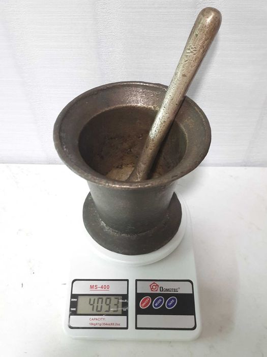 Большая бронзовая ступка с пестиком.