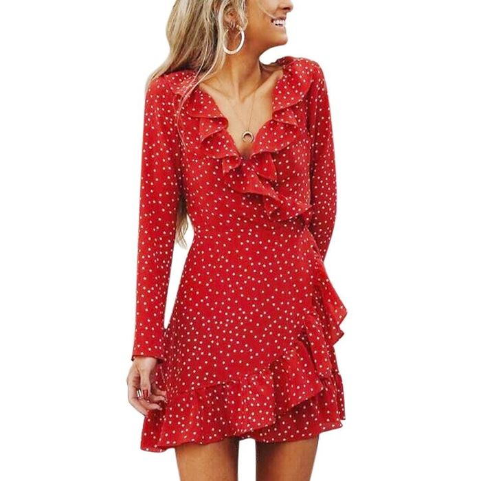 Червона сукня на запах в крапку