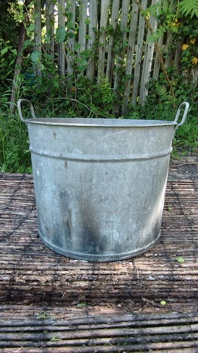 Stary metalowy duży kociołek garnek