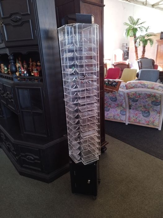 stojak ekspozycyjny obrotowy na małe drobne przedmioty