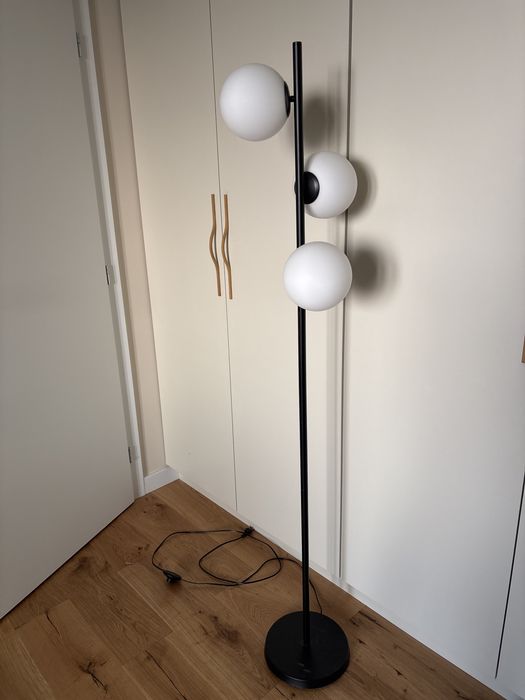 Lampa stojąca czarna białe kule