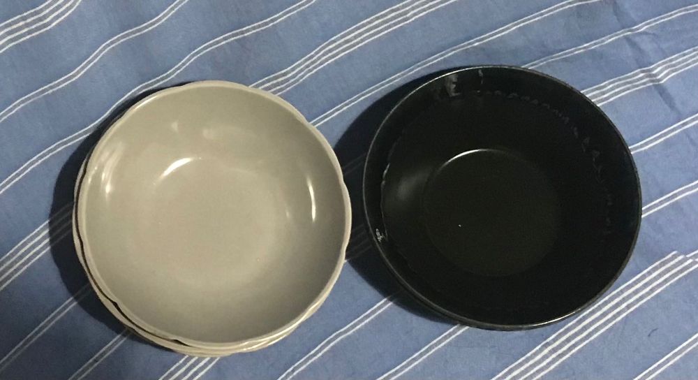 Tigelas largas bege e preta
