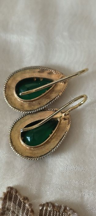 Brincos antigos com pedra verde