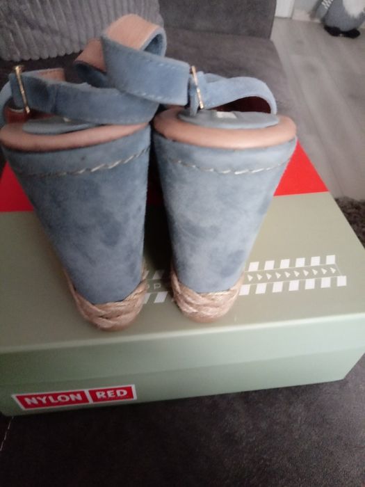 Sandały na koturnie