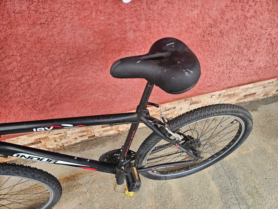 Bicicleta preta 18 marchas.