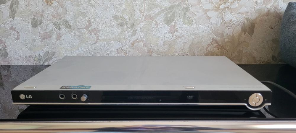 LG  DVD-проигрыватель модели DK678X.