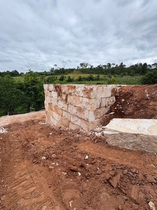 Muros em  blocos de pedra