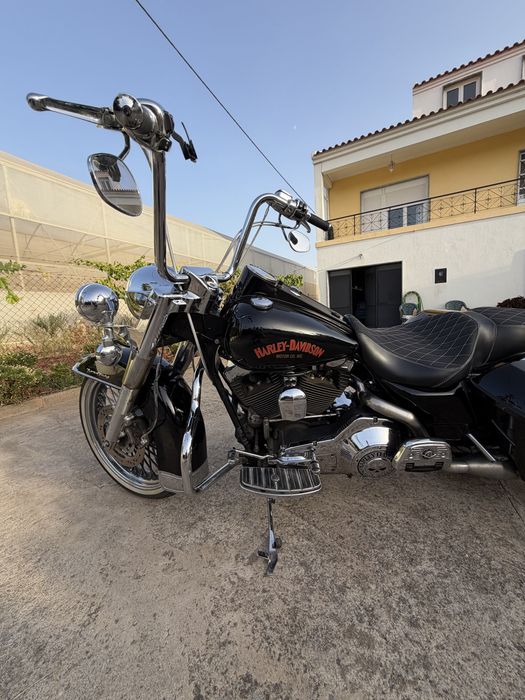 Harley-Davidson Road King 2001 estilo Chicano/Bagger.
