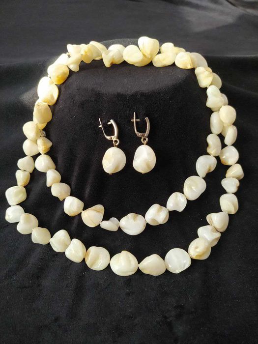 Длинные бусы, украшения из натуральных полудрагоценных камней.