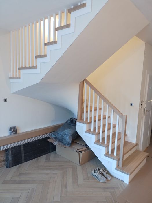 Schody drewniane na beton, samonośne, balustrady LOFT