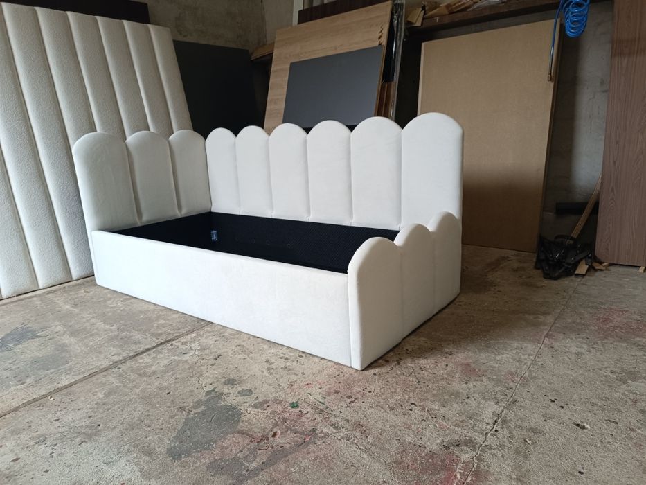 Łóżko tapicerowane narożne biszkopty dla dziewczynki panele na wymiar