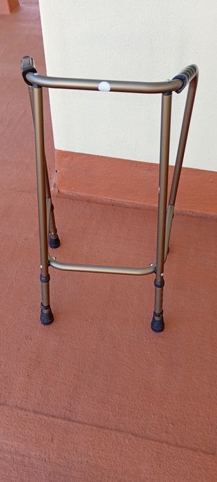 Suporte lateral cama e andarilho