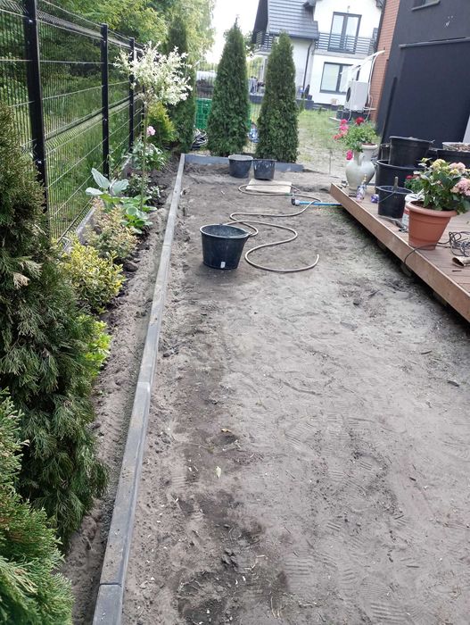 Ogrodnik sprzątanie posesji jesienne porządki czyszczenie liści ogrody