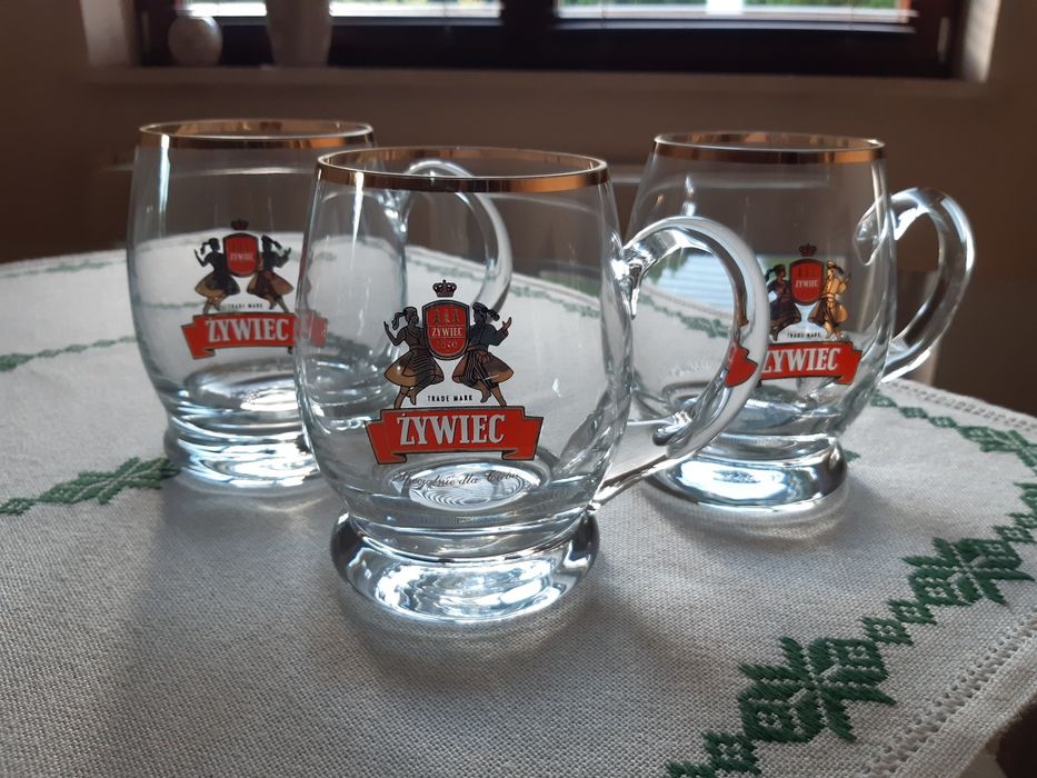 Kufle do piwa szklane.