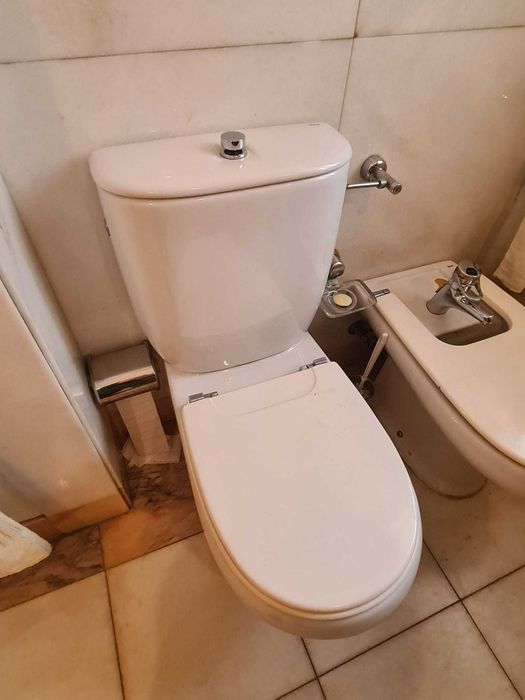 Várias sanitas e bidés