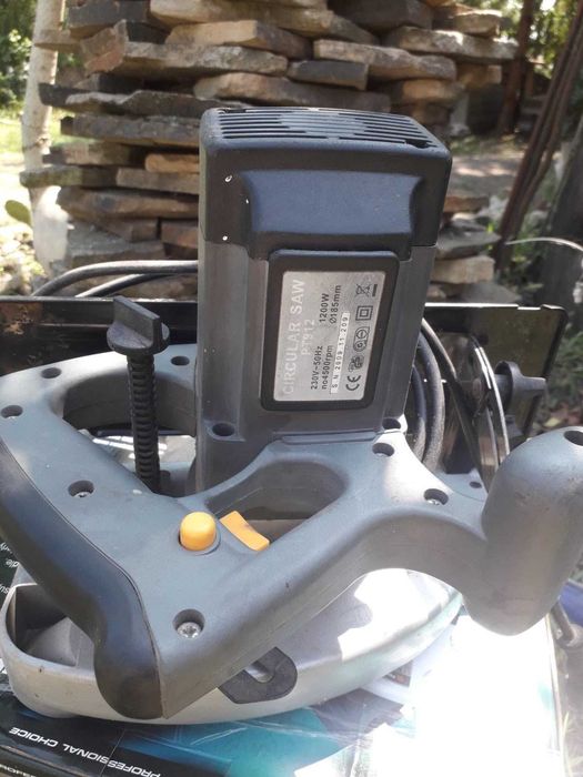Продам Циркулярная пила 1200W PTS12