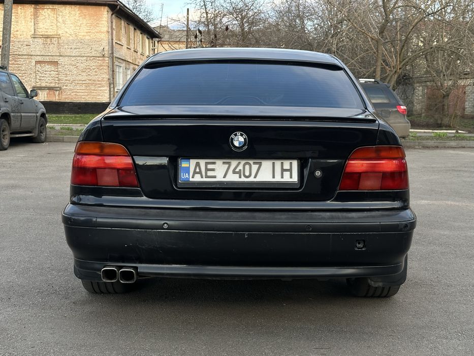 Черная BMW E39 ГАЗ Бензин
