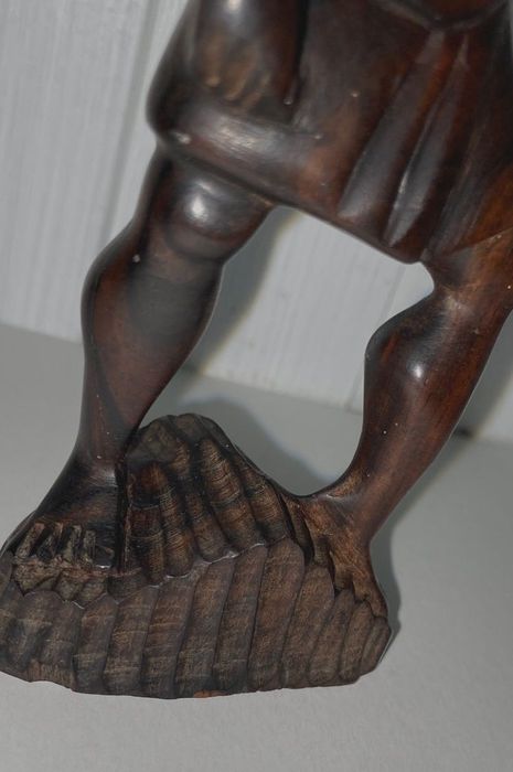 Estatueta Africana em madeira antiga.