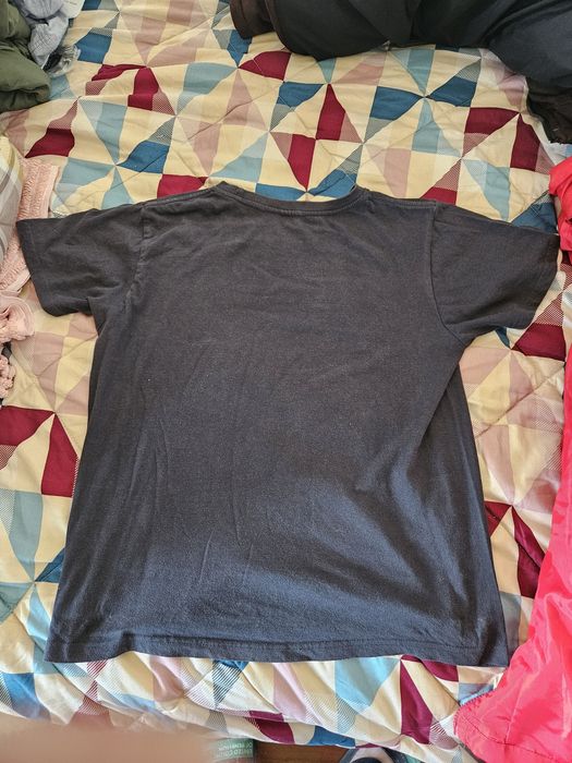 T-shirt preta em bom estado