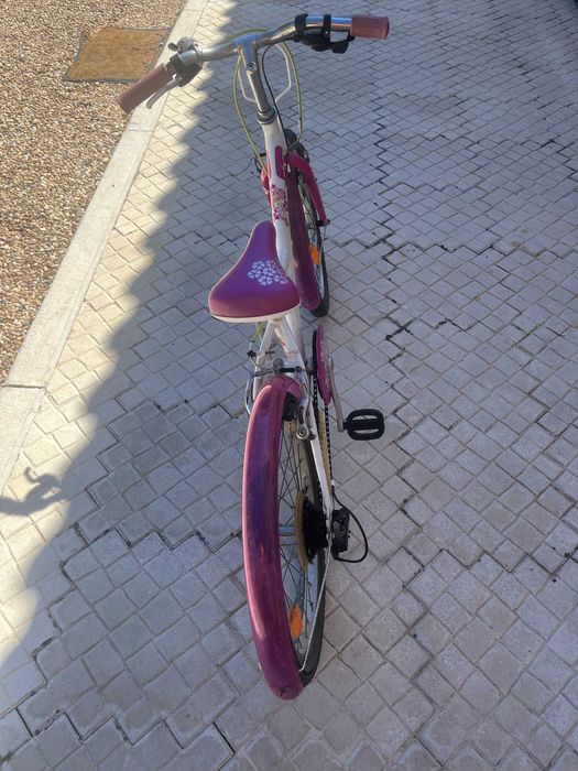 Bicicleta, roda 20, completa, com cesto removível, mudanças, descanço.