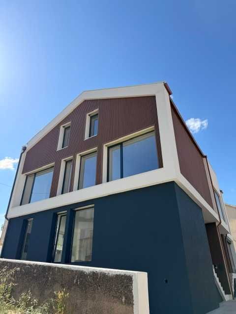 Moderna Moradia T3 Geminada Pronta a Habitar em São Sebastião