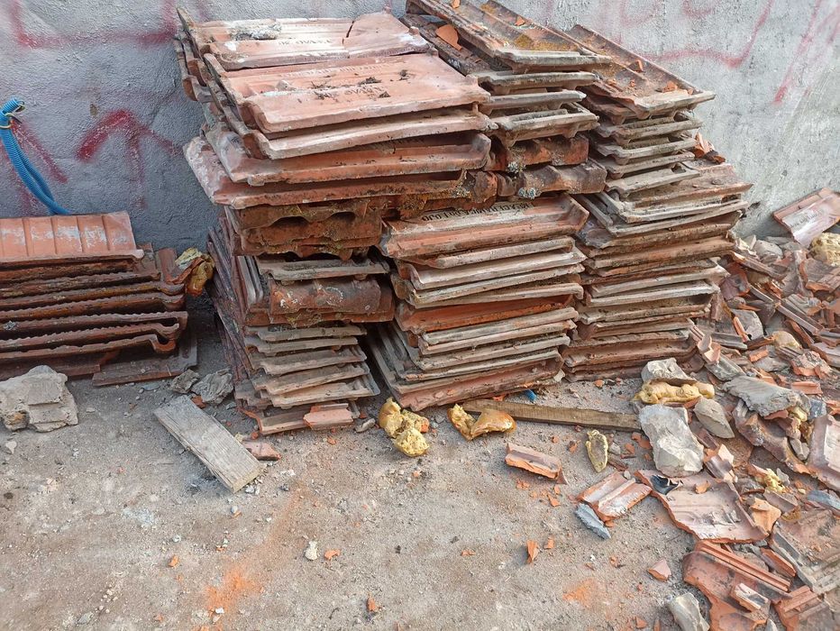 Ofereço telha apenas precisa de uma lavagem.Ofereço a quem vier buscar