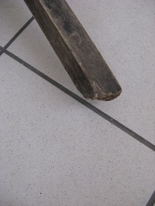 stary statyw z zakładu fotograficznego drewniany