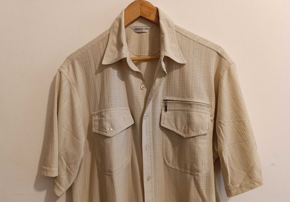 Camisa manga curta, 3 bolsos, sendo 1 c/ fecho, tecido leve relevo - L