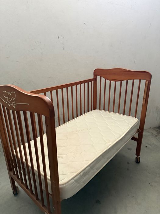 Cama de bebé com colchão
