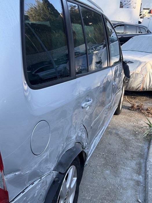 VW TOURAN 2.0 TDI – 7 lugares Sinistrada
