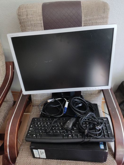 Komputer  HP 8200 SFF  - SSD 250  - Monitor 22 - Windows 11