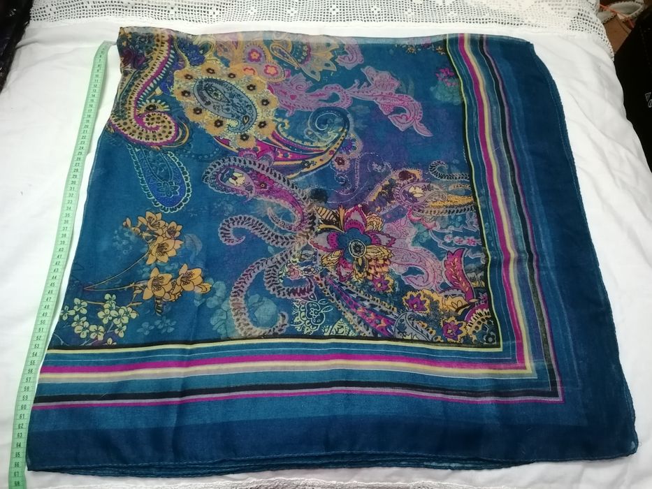 Lenços antigos de cabeça e ombros