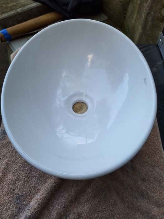 Umywalka nablatowa,owalna, biala.