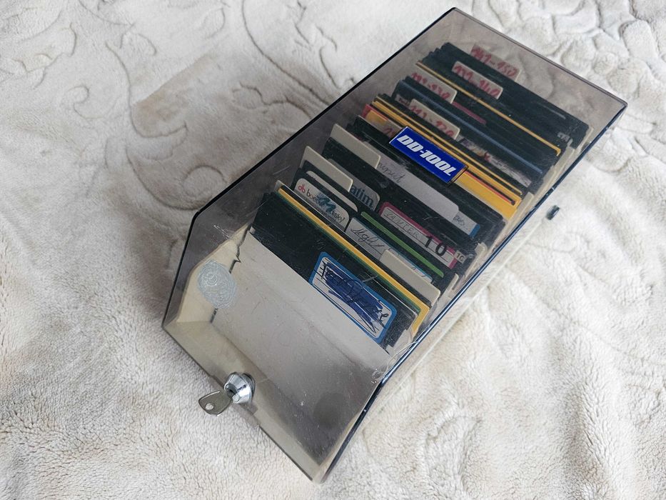 Dyskietki 5.25'' dla Commodore C64 / 128 48szt. pudełko kluczyk