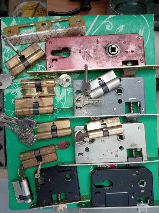 дверні замки, серцевини,ручки