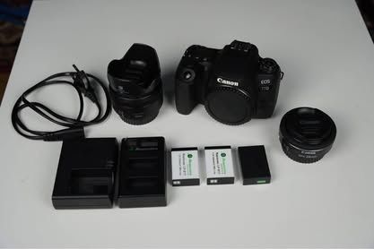 Canon 77D com duas lentes