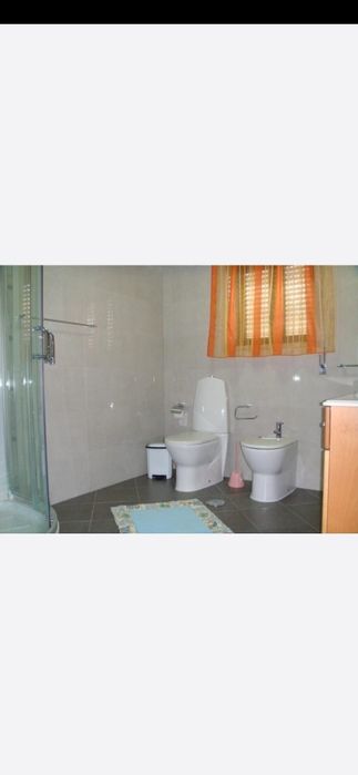 Casa tranquila com jardim perto das praias e com vista para o mar