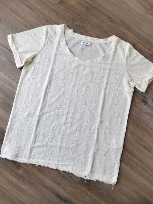 T-shirt z przetarciami