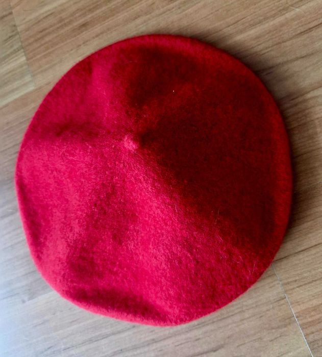 beret francuski z antenką