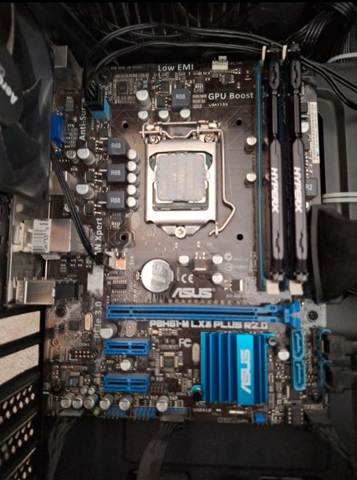 komputer bez karty graficznej oraz dysku