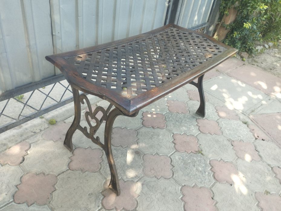 Стіл ручної роботи з металевими литими елементами