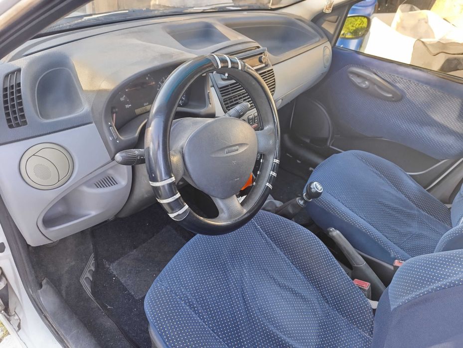 Carro Fiat 1200 a gasolina