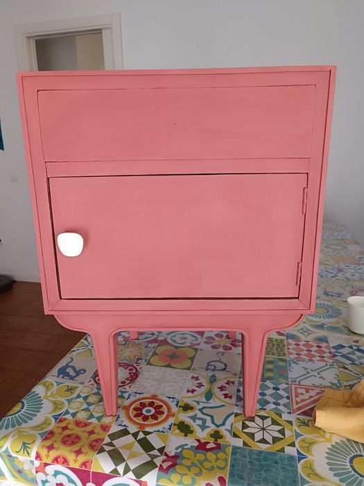 Mesa de cabeceira retro